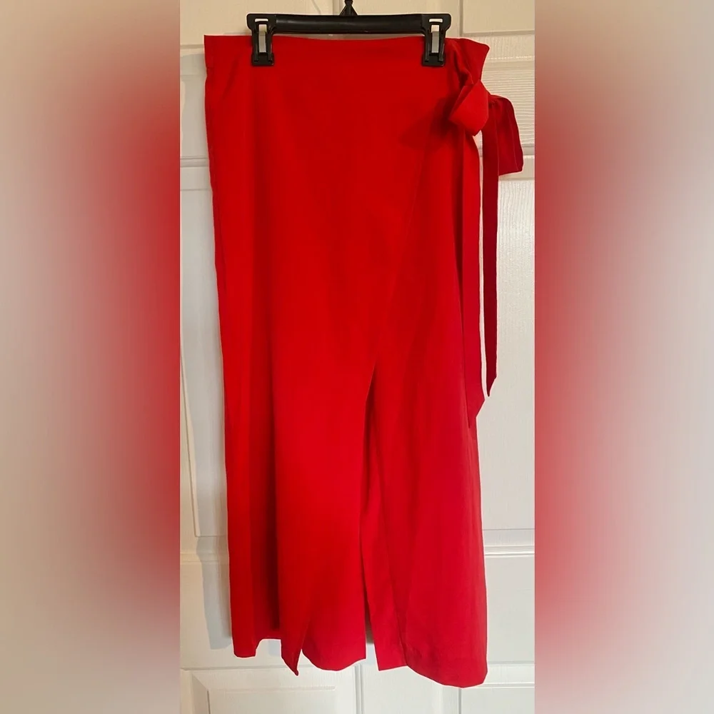 Bebe Red Wrap Waist Cullote Pants size 6 - Picture 4 of 6